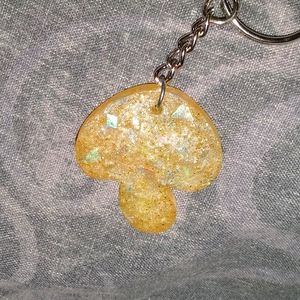 Small gold glitter mushroom keychain